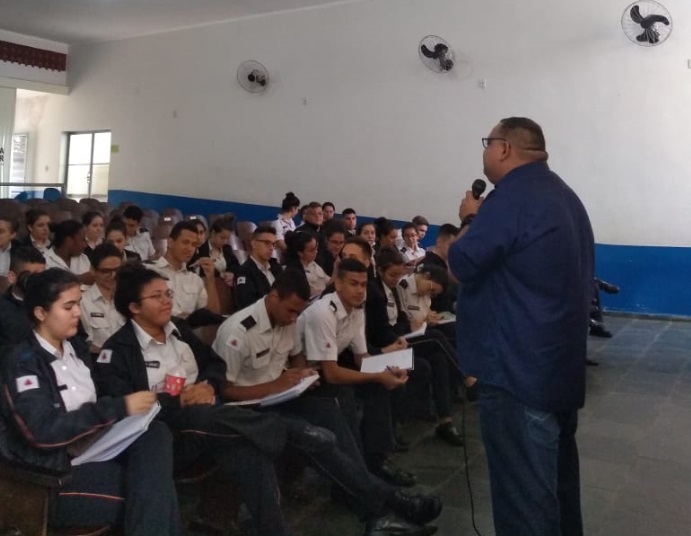 passos palestra diretor alunos colegio tiradentes carreira universitaria