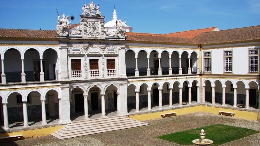 Diretora da Escola Guignard ministra aula aberta on-line na Universidade de Évora (Portugal)