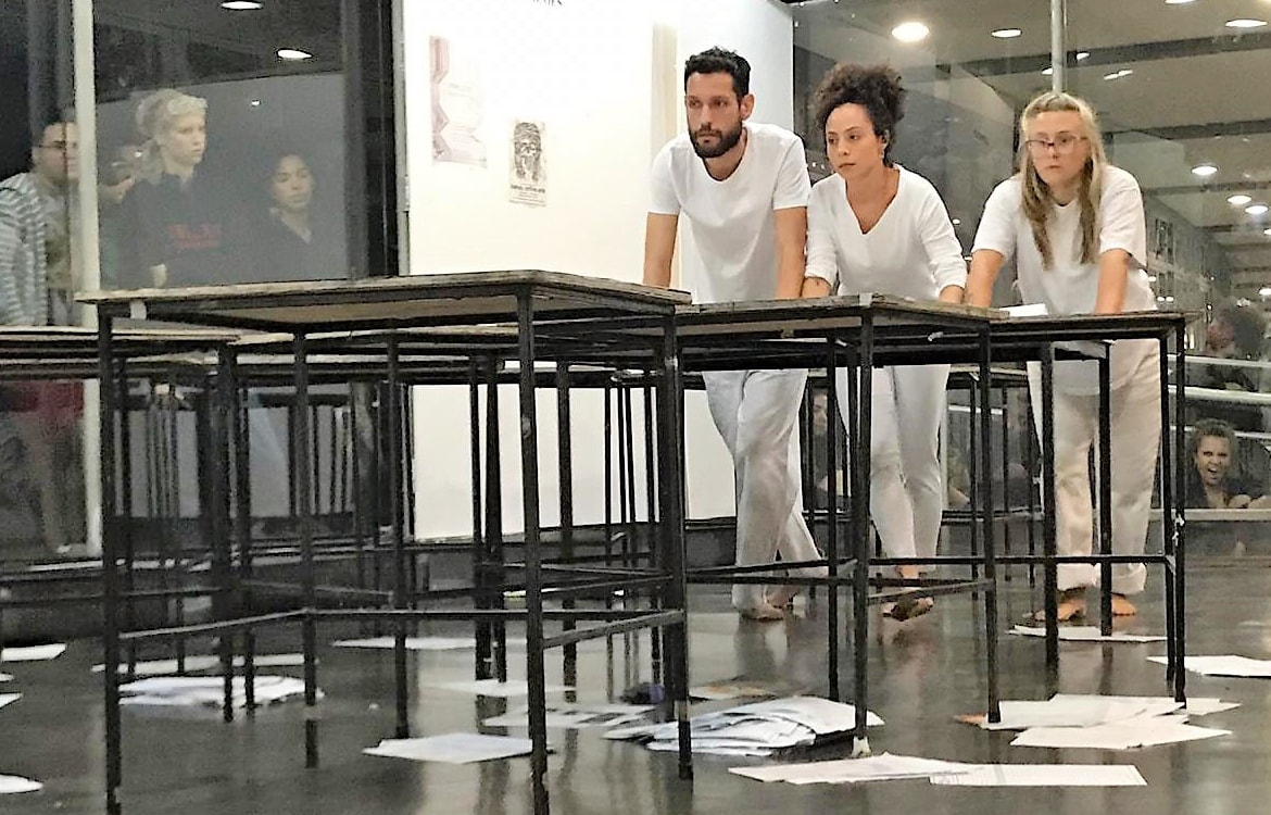 Foto: Mostra Perplexa 2019, fotógrafo Lucas Vital. Artistas em performance: Marcos Pereira, Anahí Poty e Fernanda Kolos